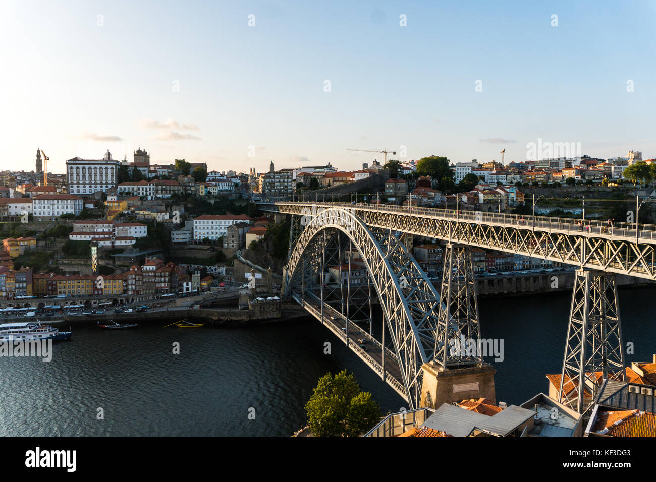 Porto, Portugal - Juli, 2017. Blick auf Dom Luis i bei Sonnenuntergang auf dem Fluss Douro in Vila Nova de Gaia, Porto, Portugal. malerischen urbanen Stadtlandschaft. Stockfoto