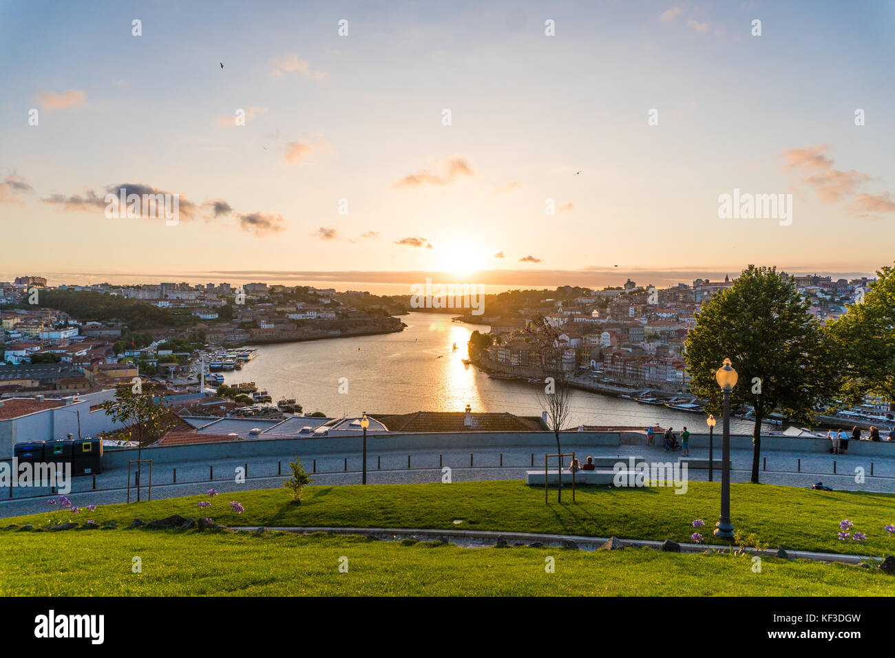 Blick auf Dom Luis i bei Sonnenuntergang auf dem Fluss Douro in Vila Nova de Gaia, Porto, Portugal. malerischen urbanen Stadtlandschaft. Stockfoto