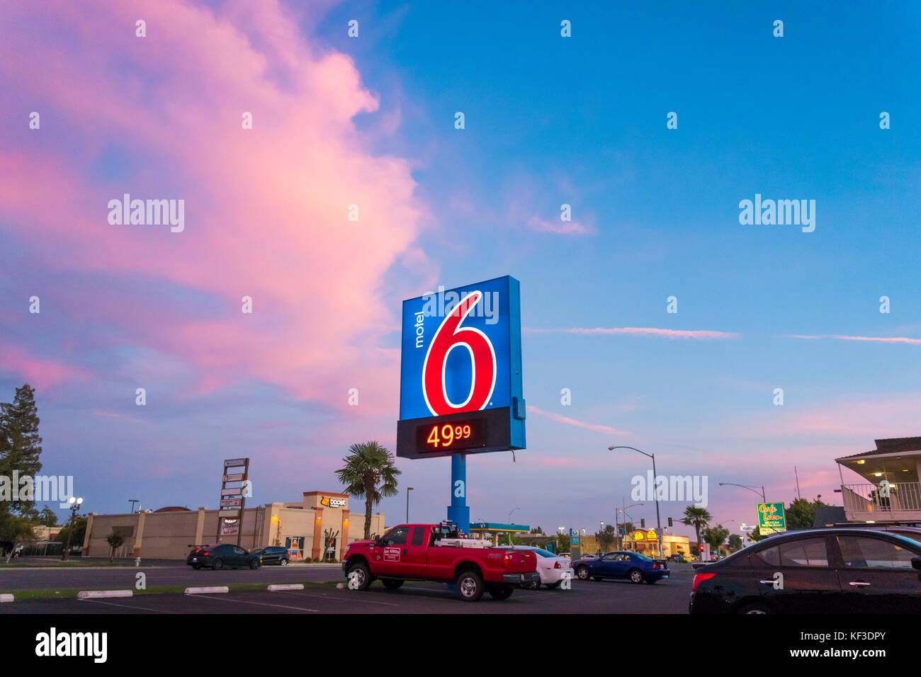 Motel 6 Zeichen mit niedrigen Preis von 49,99 in Fresno Ca bei Sonnenuntergang Stockfoto