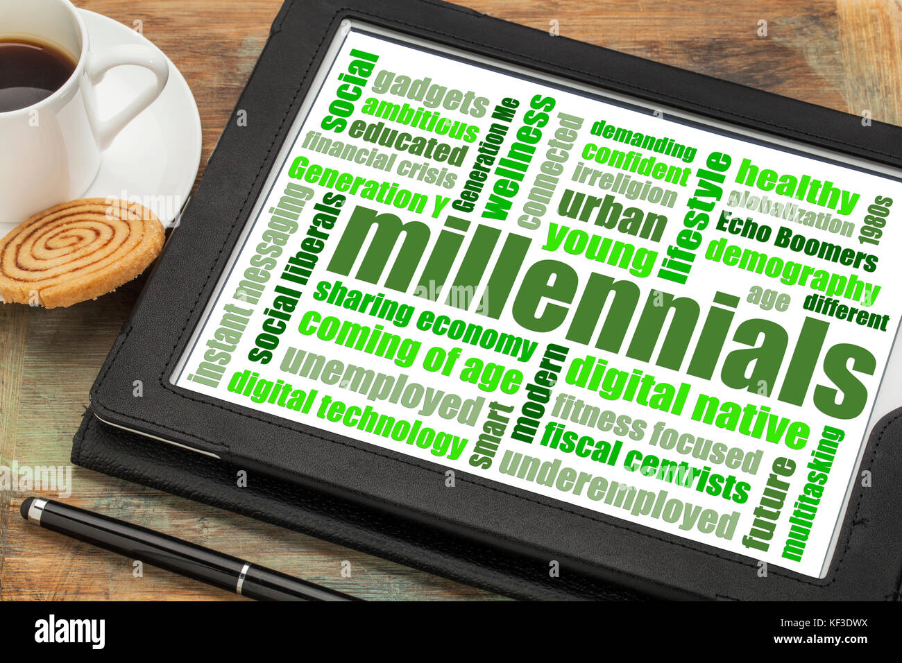 Millennials generation Wort Wolke auf einer digitalen Tablette mit einer Tasse Kaffee - Demografie Konzept Stockfoto