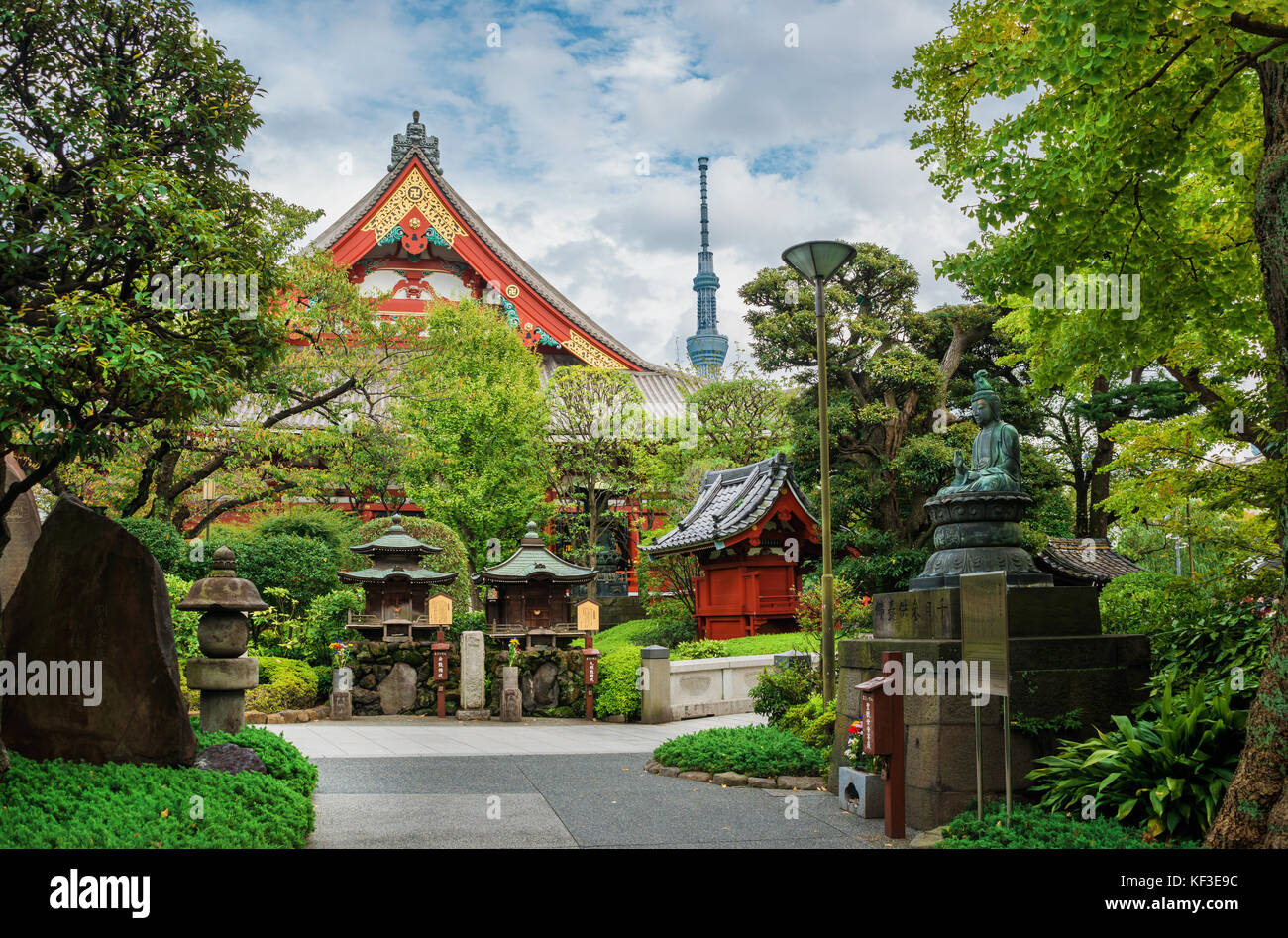 Tradition und Moderne in Japan. Blick auf den alten buddhistischen Tempel Asakusa, Schreine mit dem modernen Skytree Tower in Tokio Stockfoto