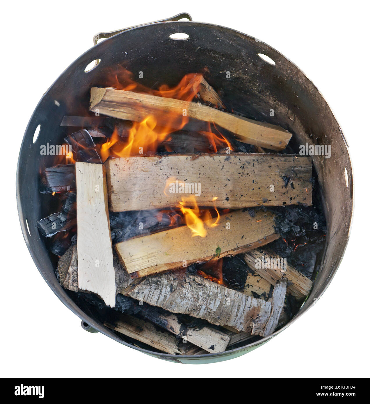 Brennholz birke und Protokolle Brennen in einem Fass aus Stahl. Das Fass wird zum Kochen pilav verwendet werden. auf weißem Top View shot isoliert Stockfoto