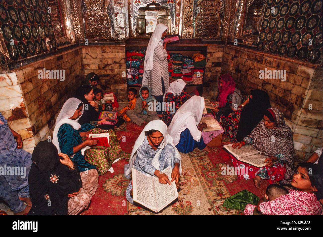 Frauen das Rezitieren des Korans am Mausoleum von Lal Shahbaz Qalander, Sehwan Sharif, Sindh, Pakistan, 1990. Stockfoto