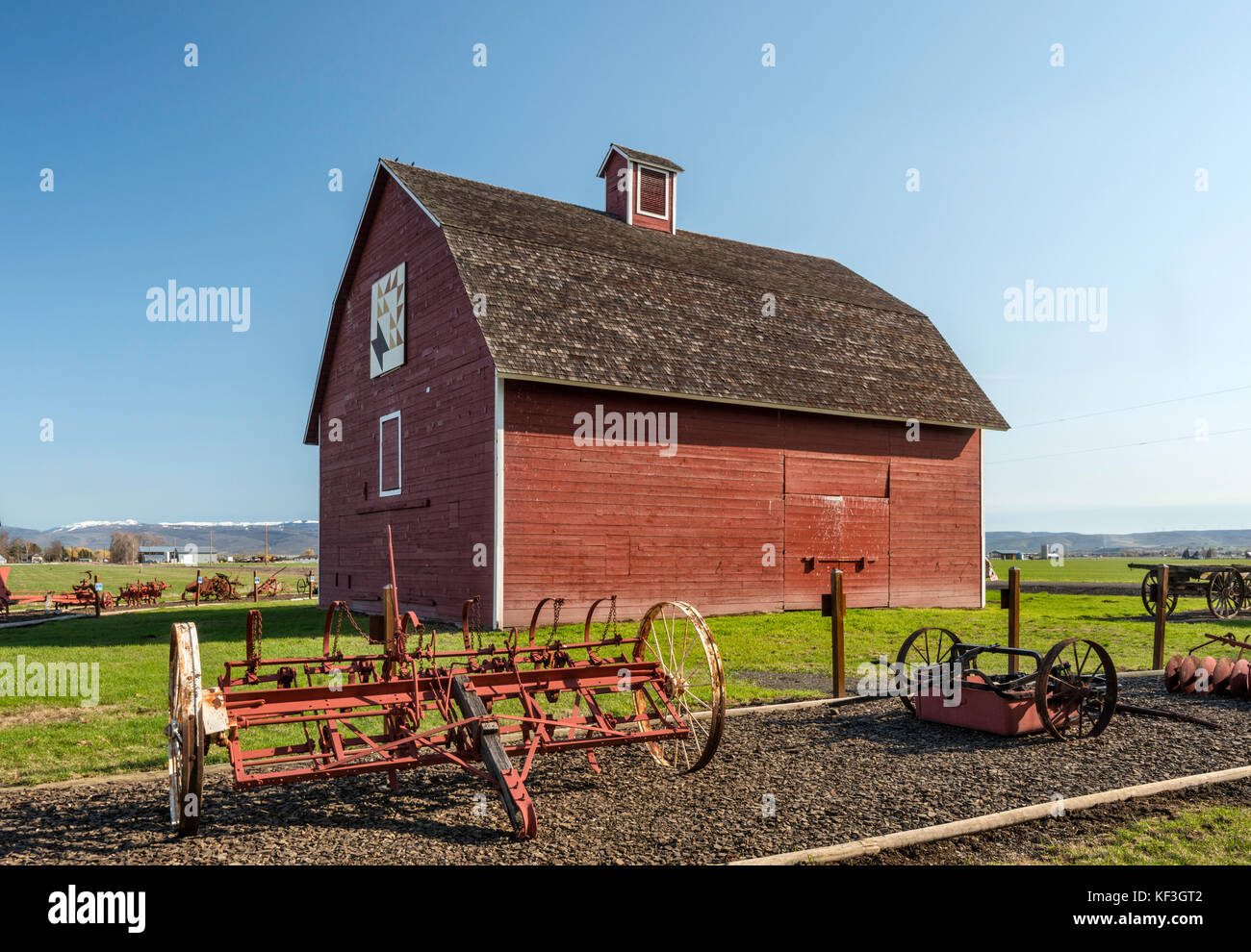 Red Barn, historische Landmaschinen auf der Pioneer Farm, Olmstead Place State Park in Ellensburg, Washington, USA Stockfoto