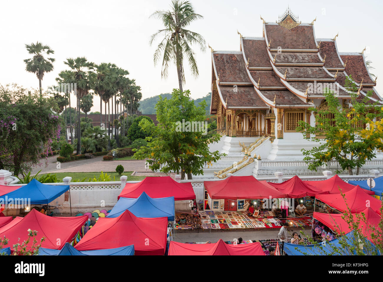 Luang Prabang Night Market, beliebten Schauplatz für Souvenirs und Kunsthandwerk auf der Main Street in der Stadt Luang Prabang entfernt Stockfoto