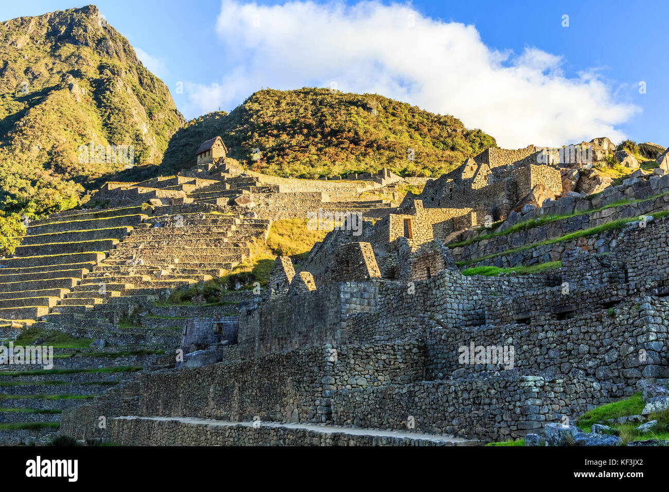 Machu Picchu grünen Terrassen und Ruinen mit Bergen im Hintergrund, Urubamba, Peru provnce Stockfoto Machu Picchu grünen Terrassen und Ruinen mit Bergen im Hintergrund, Urubamba, Peru provnce Stockfoto
