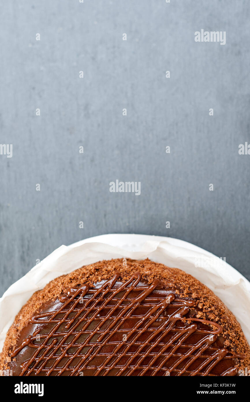 Schokoladenkuchen auf schiefer Tisch. Stoppen Sie die Diät Konzept, Ziel und Ende für gesundes Essen. freier Platz für Text Stockfoto