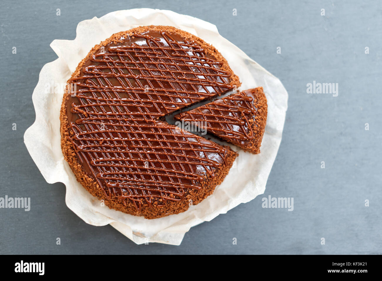 In Scheiben geschnitten leckere Schokoladenkuchen auf schiefer Tisch. Stop Diät Konzept, Ziel und Ende für gesundes Essen Stockfoto