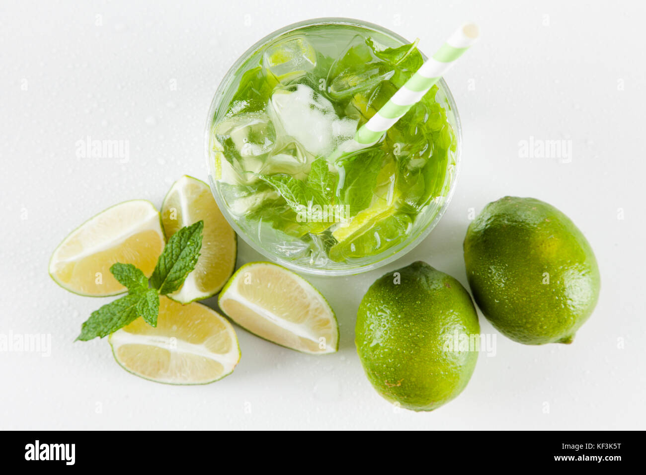 Mojito cocktail auf weißem Hintergrund Stockfoto