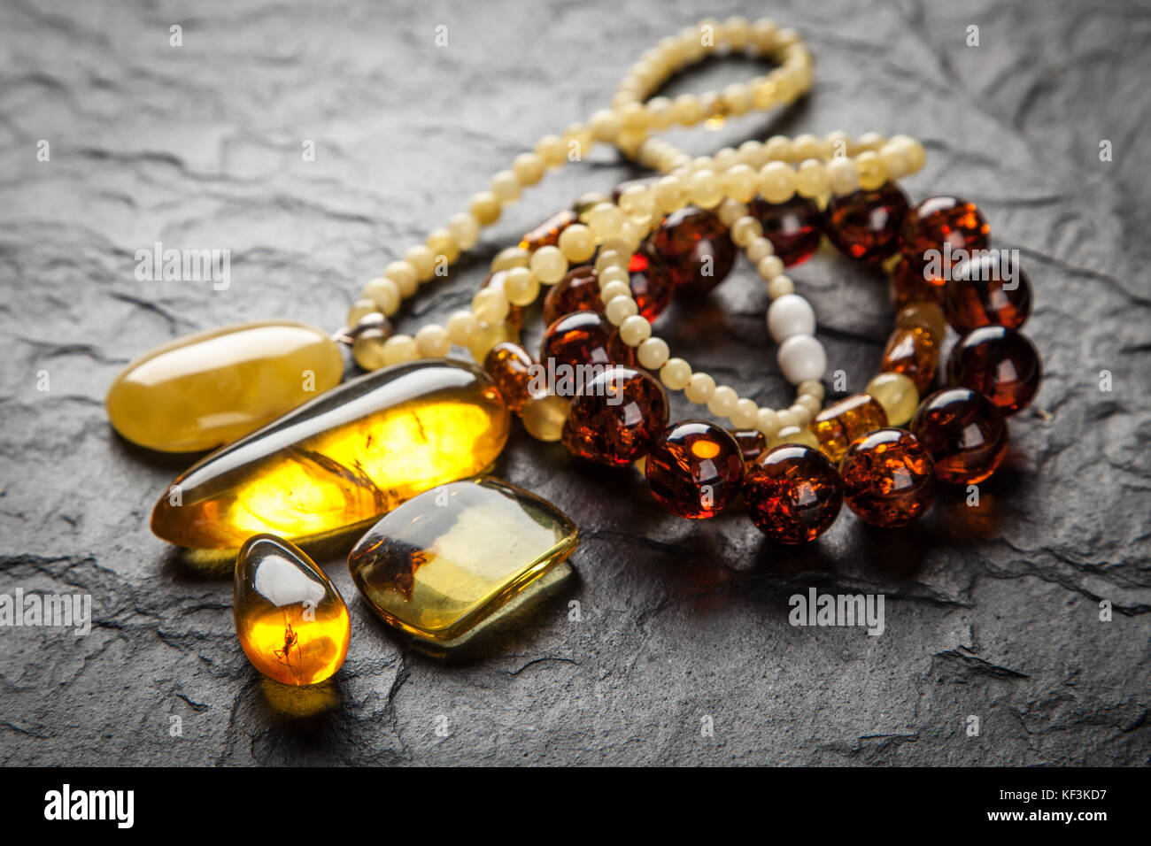 Bernsteinschmuck auf grauem Hintergrund Stockfoto