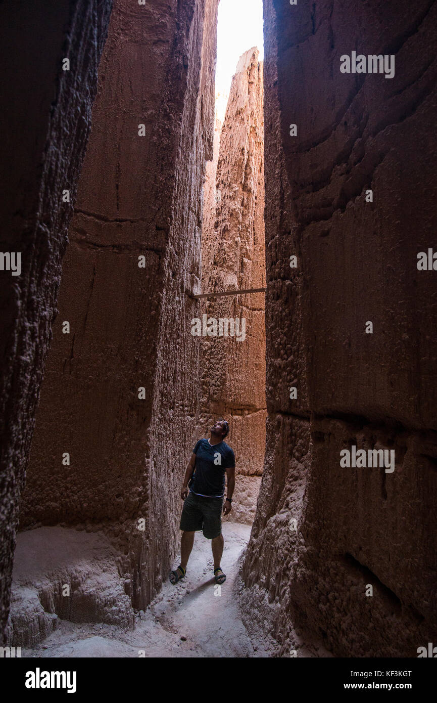 Frau, die in den Sandstein Kamine in der Cathedral Gorge State Park, Nevada, USA Stockfoto