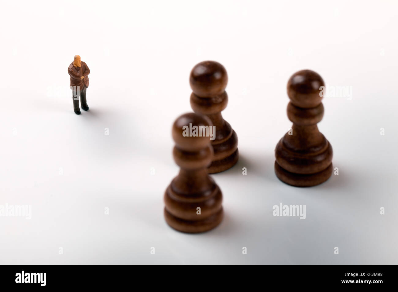 Business Strategie Konzept - Geschäftsmann stand vor der Schachfiguren Stockfoto