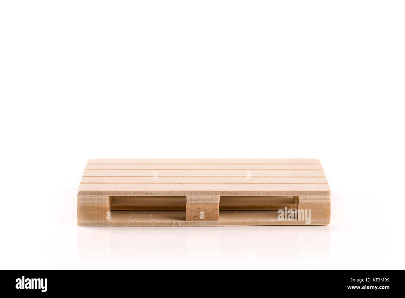 Fracht Euro Palette auf weißem Hintergrund Stockfoto