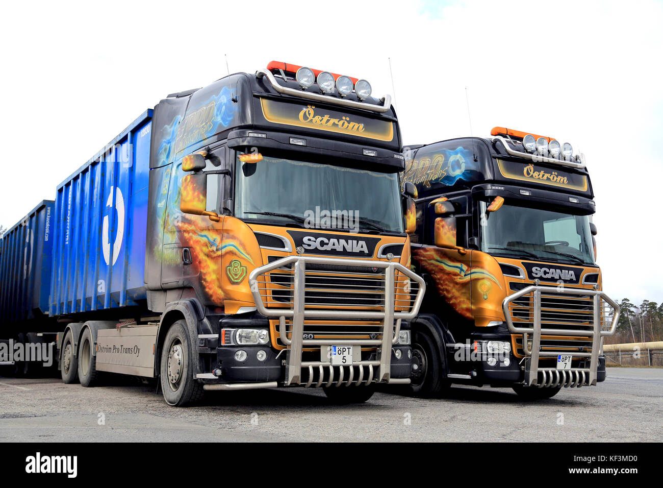 Turku, Finnland - 5 April, 2015: Zwei neue Scania R560 v8 Euro 6 LKW-Anhänger, Kombinationen an einem Truck Stop in Turku geparkt. Die zwei maßgeschneiderte Traktor Stockfoto