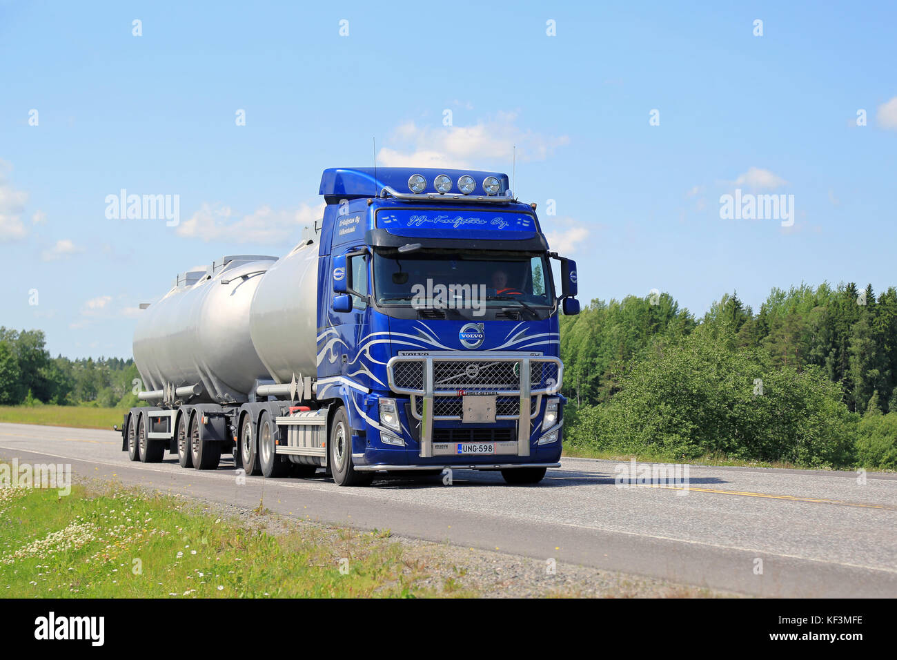 FORSSA, FINNLAND - 4. JULI 2015: Blauer Tankwagen Volvo FH für den Massentransport auf der Straße an einem sonnigen Sommertag in Südfinnland. Stockfoto