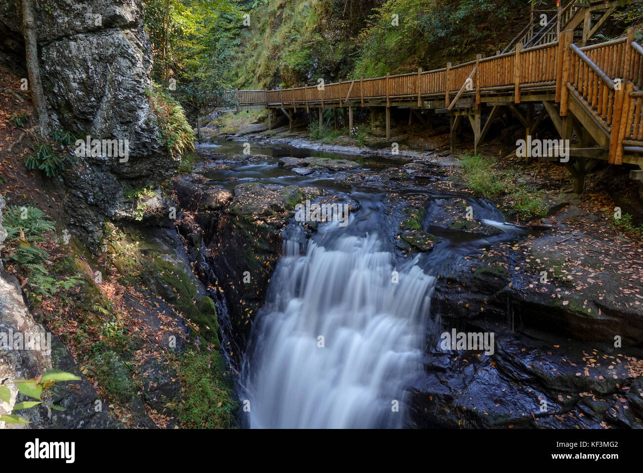 Bushkill Falls, Holzstege entlang 8 Wasserfälle, Pennsylvania Pocono Mountains, United States Stockfoto