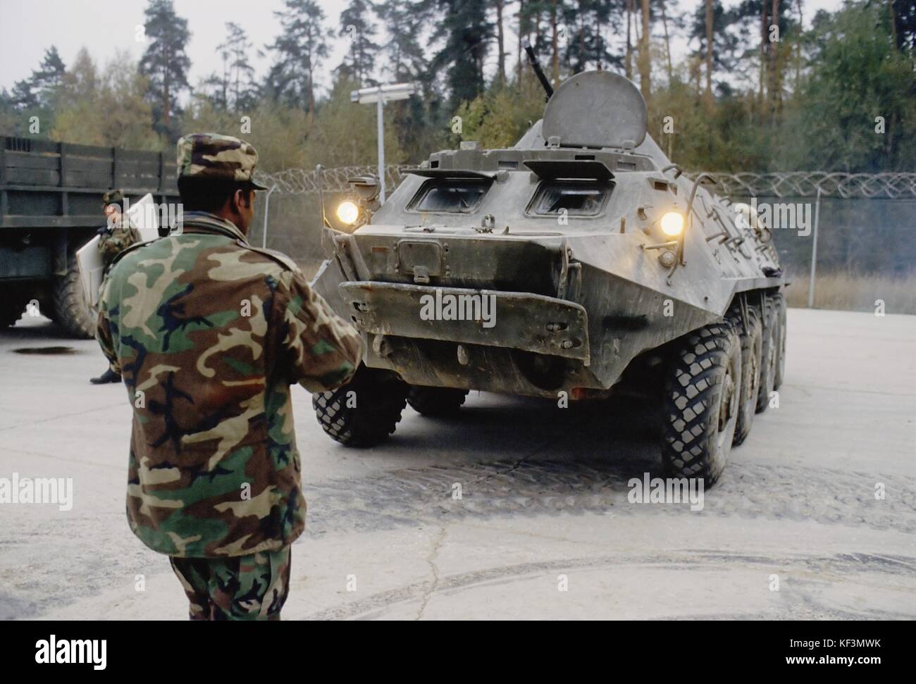 NATO in Deutschland; U.S. Army, Foreign Materials Training Detachment (FMTD) in Grafenwoehr Trainingsgebiet; Installation für die Ausbildung und Einarbeitung in die militärische Ausrüstung der Gegner sowjetischer und Warschauer Pakt; sowjetische BTR Infanterie-Kampffahrzeug (Oktober 1985) - NATO Stockfoto