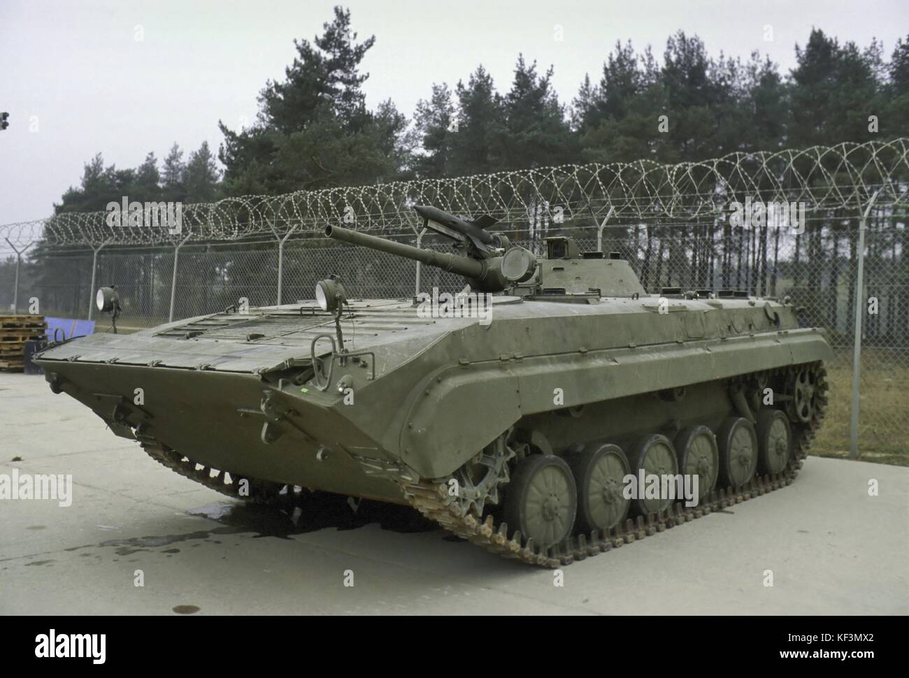 NATO in Deutschland; U.S. Army, Foreign Materials Training Detachment (FMTD) in Grafenwoehr Trainingsgelände; Installation für die Ausbildung und Einarbeitung in die militärischen Ausrüstungen der Gegner sowjetischer und Warschauer Pakt; sowjetisches BMP-Infanteriekampffahrzeug (Oktober 1985) Stockfoto