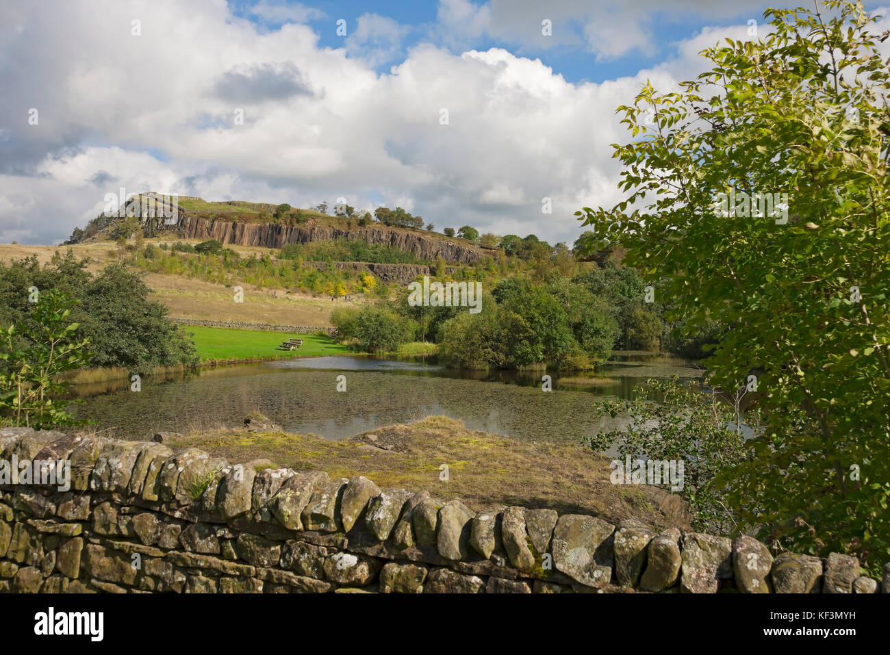 Blick über den See beim ehemaligen Steinbruch Walltown Crags Roman Hadrian's Wall Greenhead Northumberland England Großbritannien GB Großbritannien Stockfoto