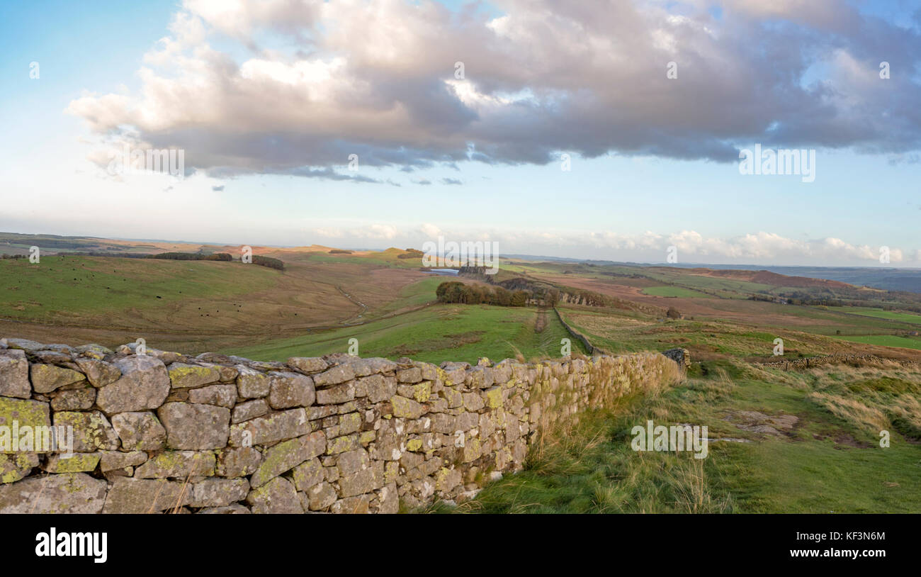 Hadrian's Wall auf der Suche nach Osten in Richtung Whin Sill, Northumberland National Park, Northumberland, England, Großbritannien Stockfoto