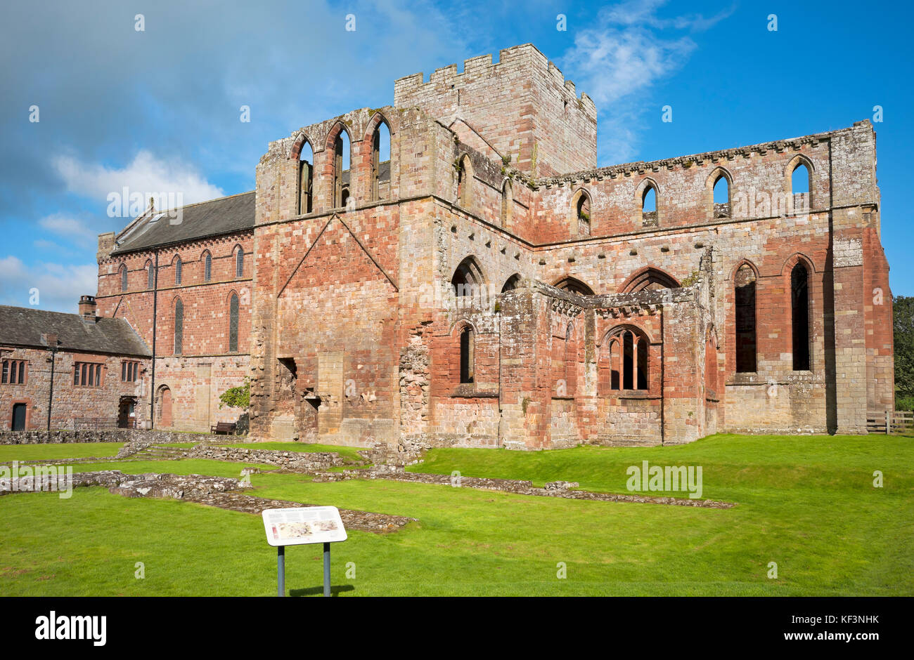 Kirchenruinen des Lanercost Priory in der Nähe von Brampton im Sommer Cumbria England Vereinigtes Königreich GB Großbritannien Stockfoto