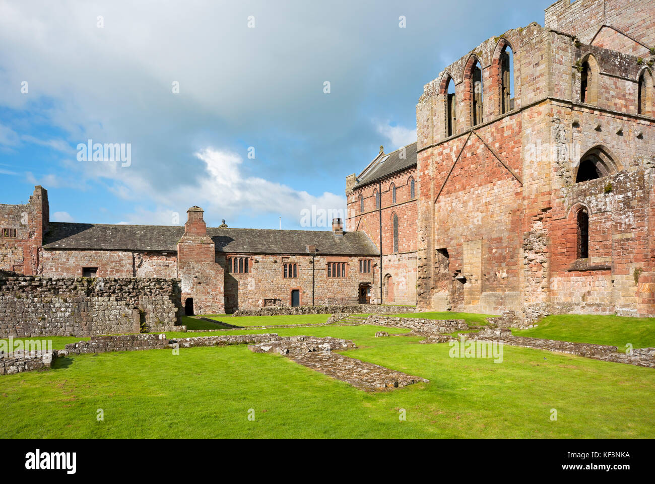 Überreste des Priorats Lanercost in der Nähe von Brampton im Sommer Cumbria England Vereinigtes Königreich GB Großbritannien Stockfoto