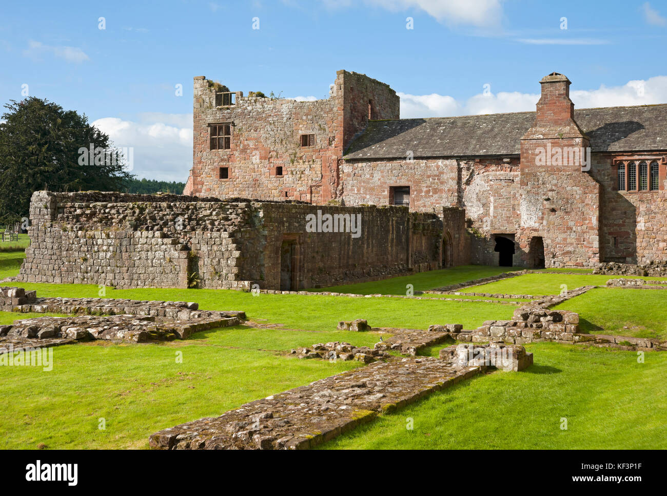 Die Ruinen der Priory Lanercost in der Nähe von Brampton im Sommer Cumbria England Vereinigtes Königreich GB Großbritannien Stockfoto