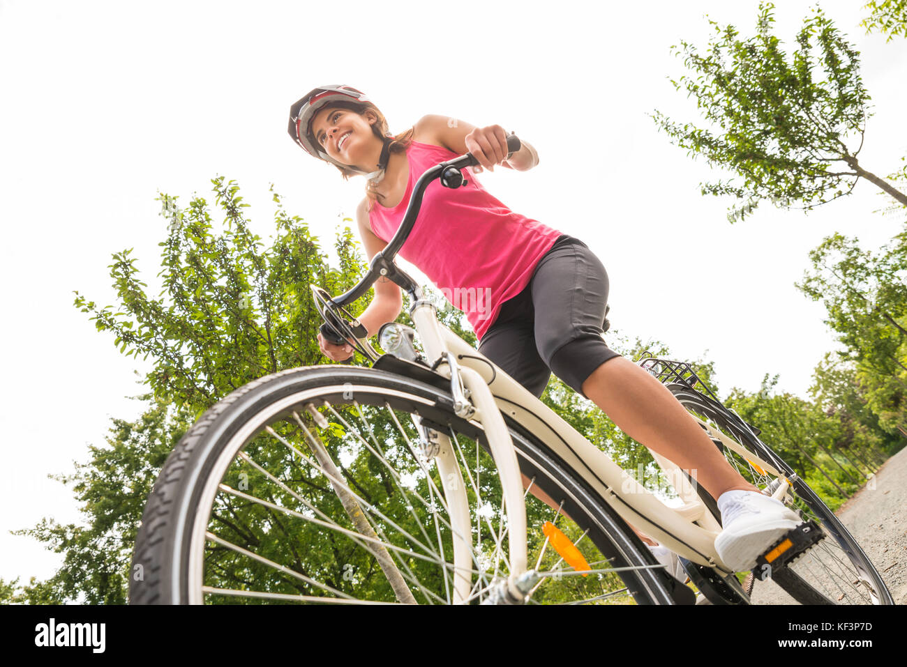 Low Angle View Of Happy Junge weibliche Radfahrer Reiten Fahrrad Stockfoto