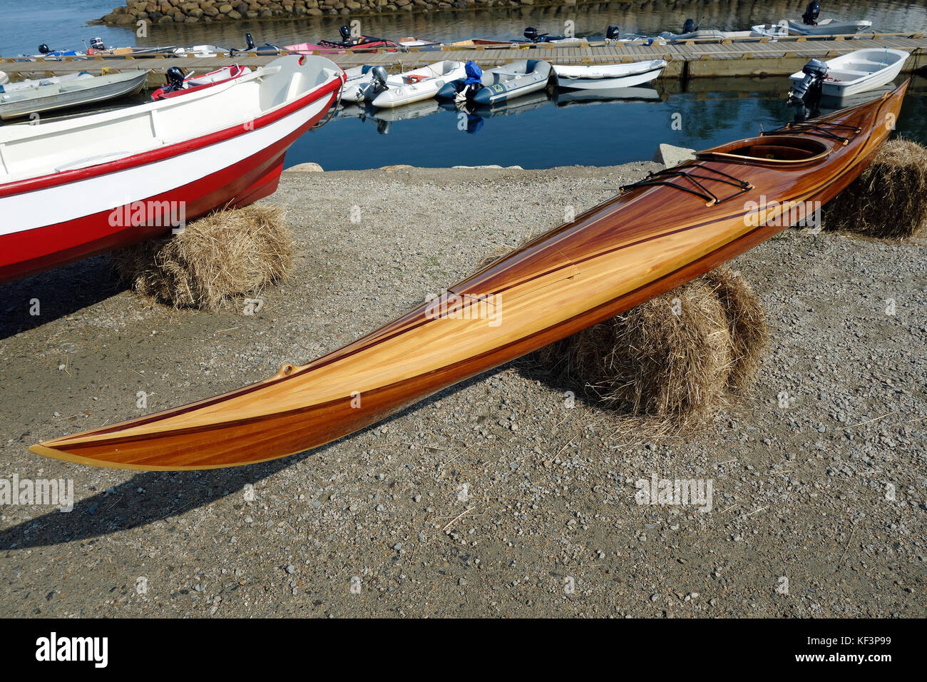Ein Kajak Kanu aus Holz Stockfotografie - Alamy