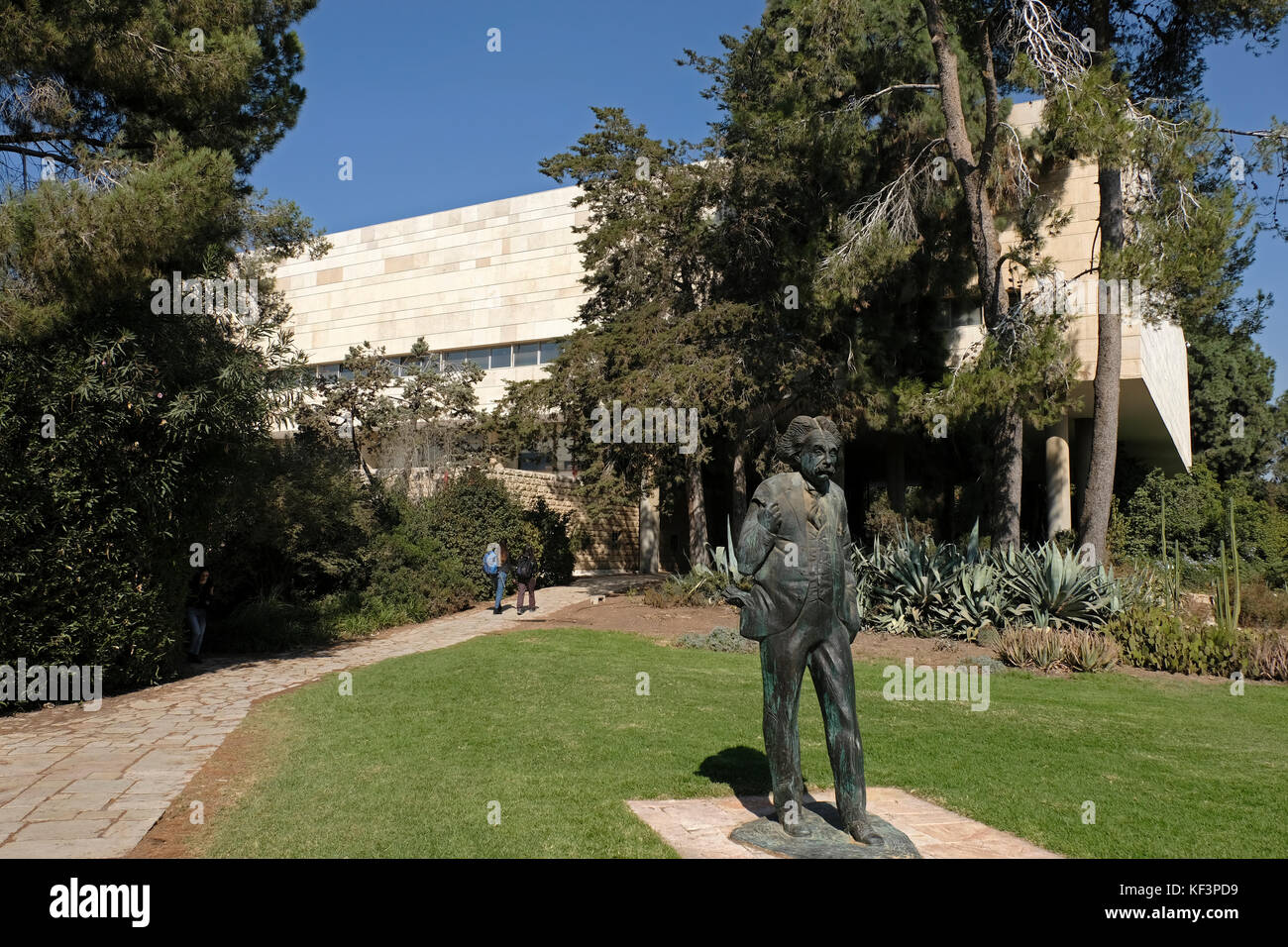 Studenten gehen an der Bronzeskulptur Albert Einstein des georgischen Bildhauers vorbei Georgy Frangulyan vor der Nationalbibliothek in Givat RAM Oder Edmond Safra Campus der Hebräischen Universität von Jerusalem Gelegen im Givat RAM Viertel in West Jerusalem Israel Stockfoto