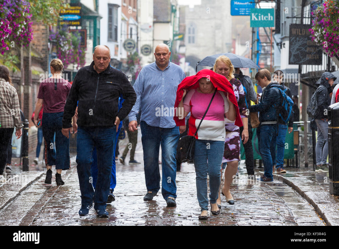 Canterbury, Kent, Großbritannien. 29. September 2017. Spaziergang Gruppe von Menschen, die rund um das Stadtzentrum, auf einer nassen und regnerischen Tag Großbritannien Regenguß durchnässt. Stockfoto