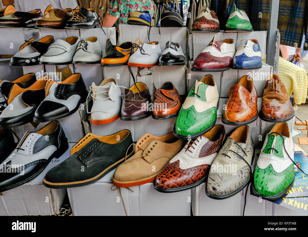 Anzeige der mens Schuhe zum Tanzen gemacht. Schuß an einem Tanz Festival übernommen. Stockfoto