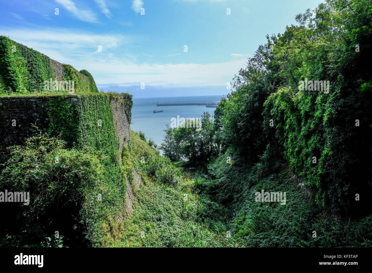 Blick auf den Hafen von Dover die Burgmauer Stockfoto