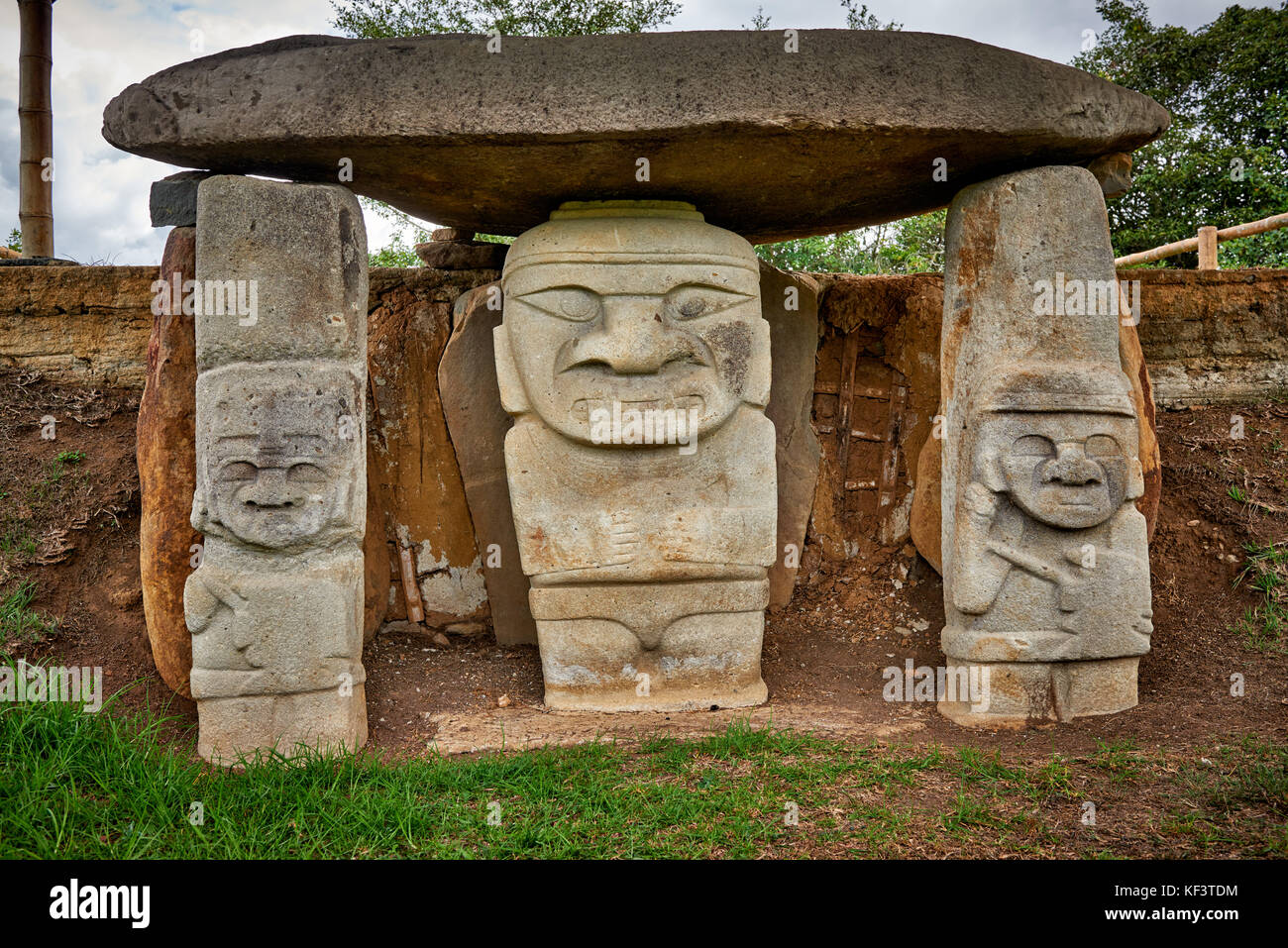 Präkolombische Statuen vor Gräbern in Mesita A des archäologischen Parks Parque Arqueologico De San Agustin, Kolumbien, Südamerika Stockfoto