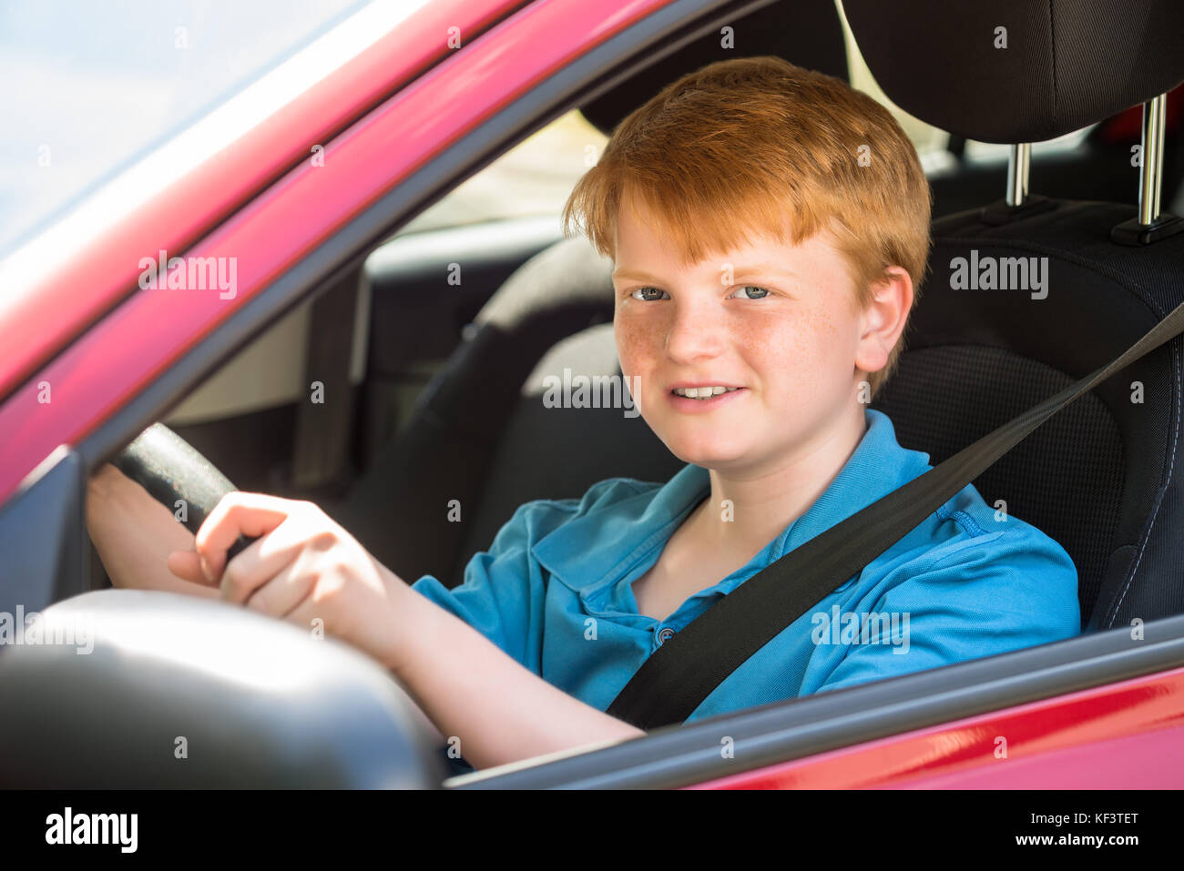 Close-up mit einem lächelnden Junge sitzt im Auto Stockfoto