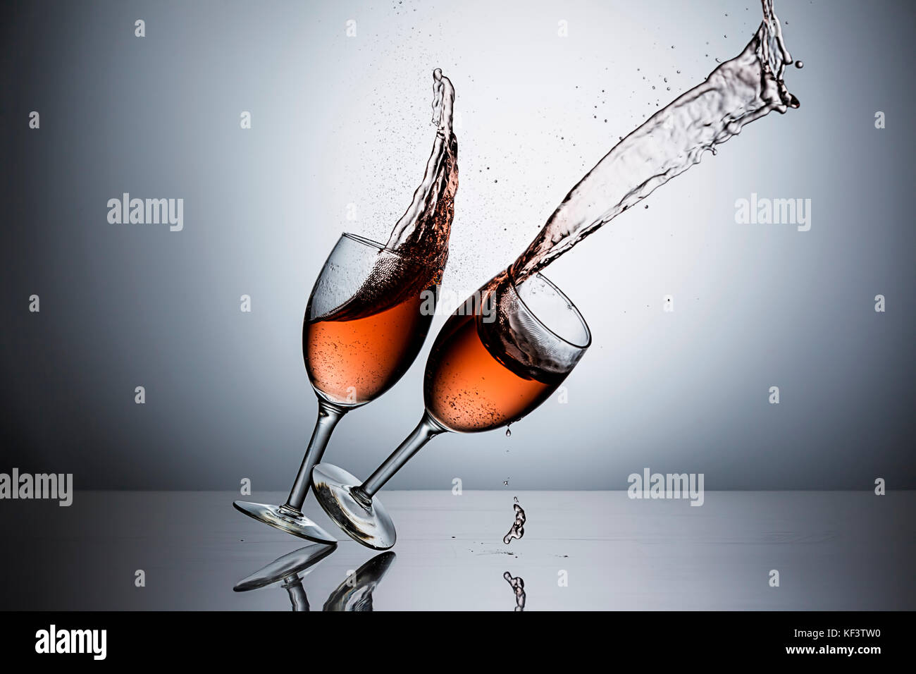 Die Bewegung der ein Glas Wein mit Wein gefüllt ein Abgleiten in eine andere. Stockfoto