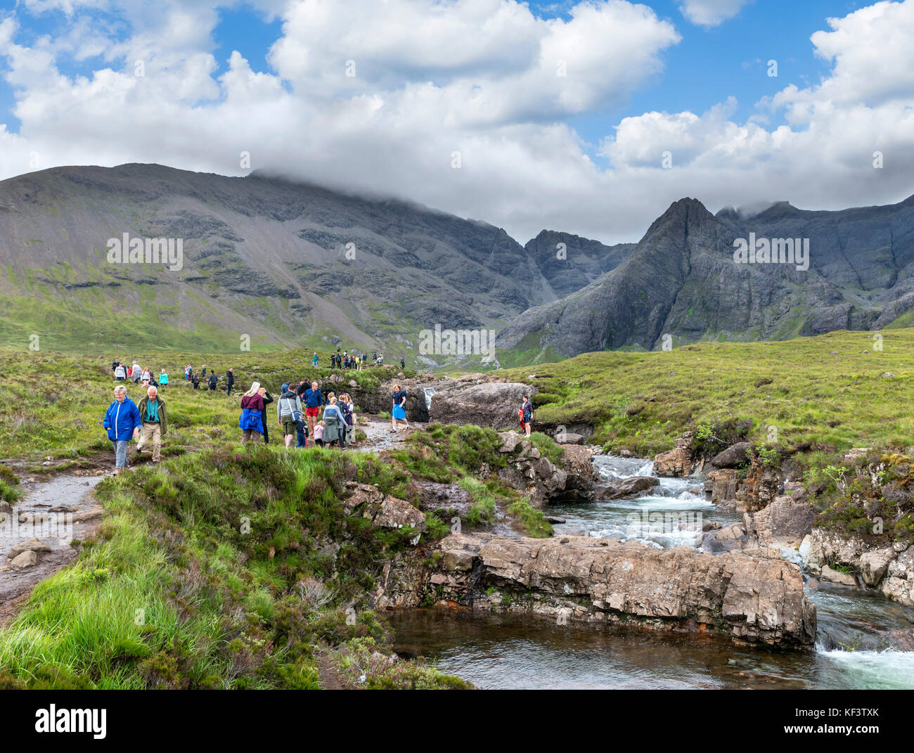 Walker bei der Fee Pools, Glen Spröde, Isle of Skye, Highland, Schottland, UK Stockfoto