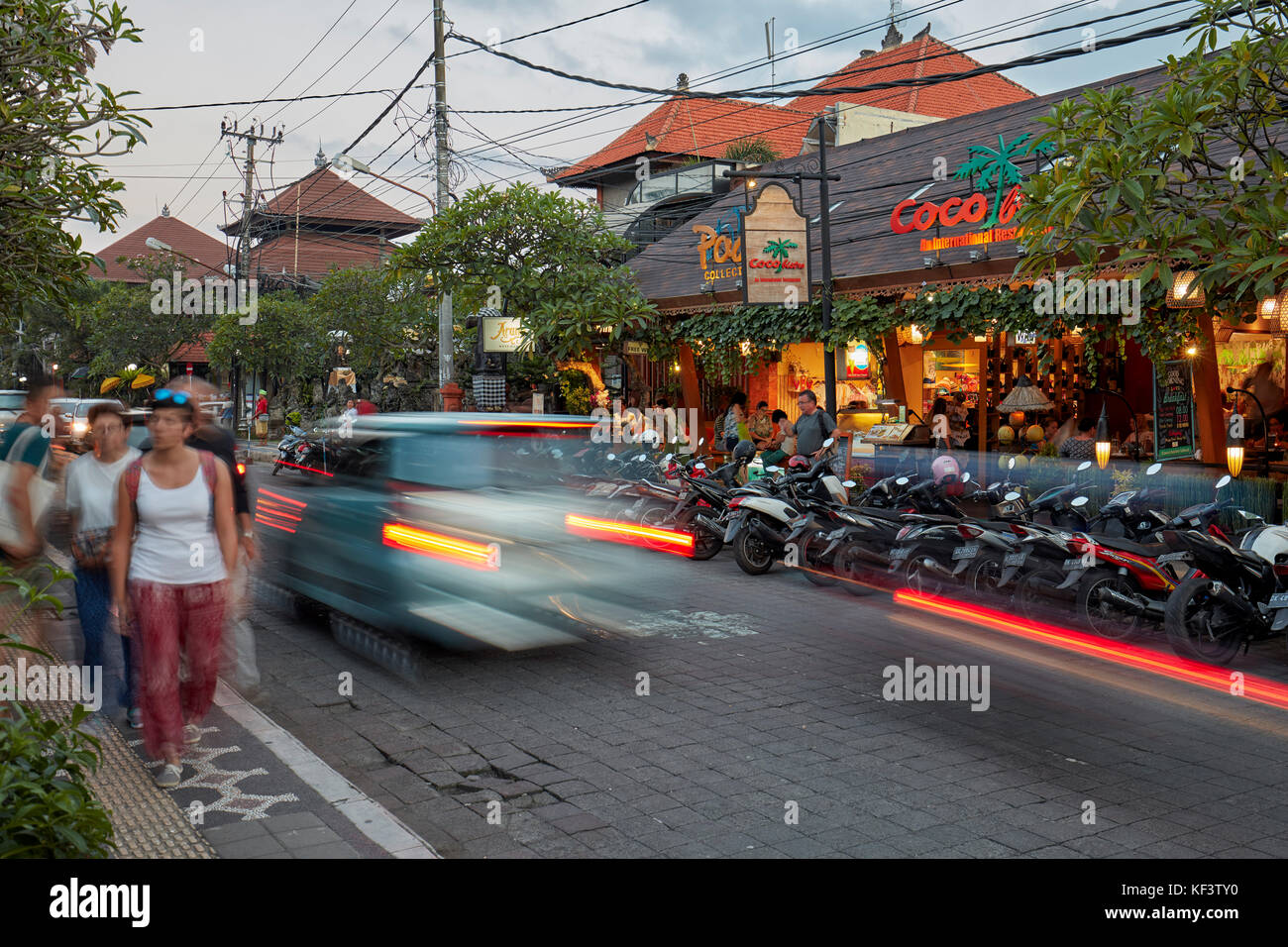 Jalan Raya Street in der Abenddämmerung. Ubud, Bali, Indonesien. Stockfoto