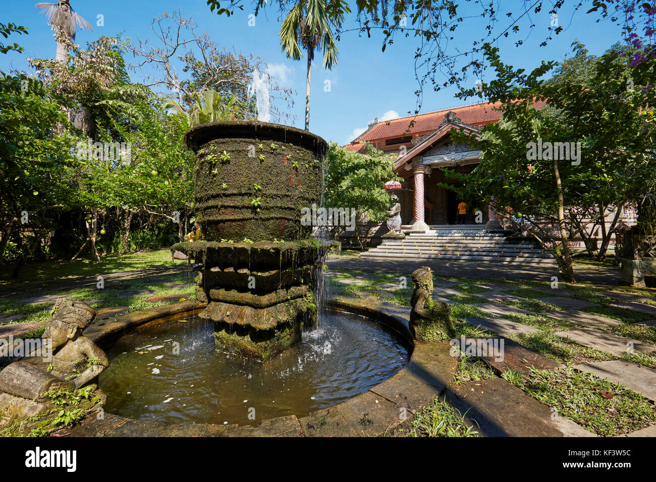 Springbrunnen im Garten des Agung Rai Museum für Kunst (ARMA). Ubud, Bali, Indonesien. Stockfoto