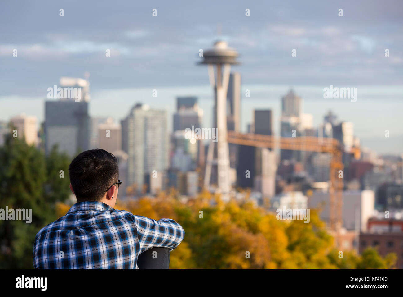 Seattle, Washington: Ein junger Mann mit Blick auf die Space Needle von Kerry Park. Space Needle llc offiziell Bau des Jahrhunderts Projek gestartet Stockfoto