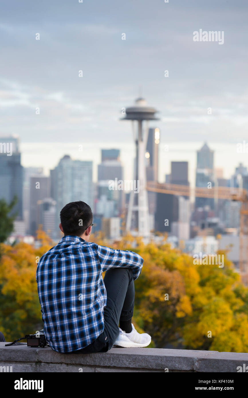 Seattle, Washington: Ein junger Mann mit Blick auf die Space Needle von Kerry Park. Space Needle llc offiziell Bau des Jahrhunderts Projek gestartet Stockfoto