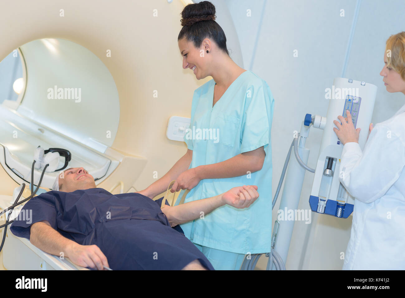 Arzt suchen Bei weiblichen Patienten durch CT-Scan Stockfoto