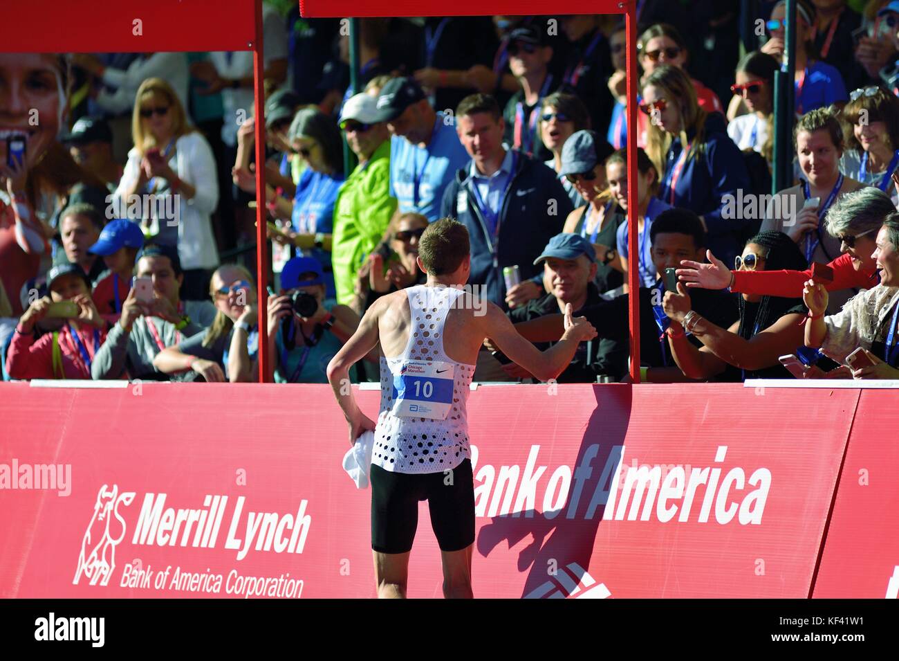 Galen Rupp ein Victory Tour unter den Zuschauern in der Nähe der Ziellinie nach dem Gewinn der Chicago Marathon 2017. Chicago, Illinois, USA. Stockfoto