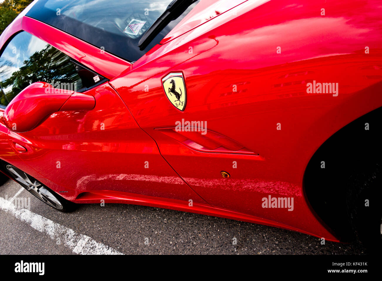 Roten Ferrari Auto und Logo Stockfoto