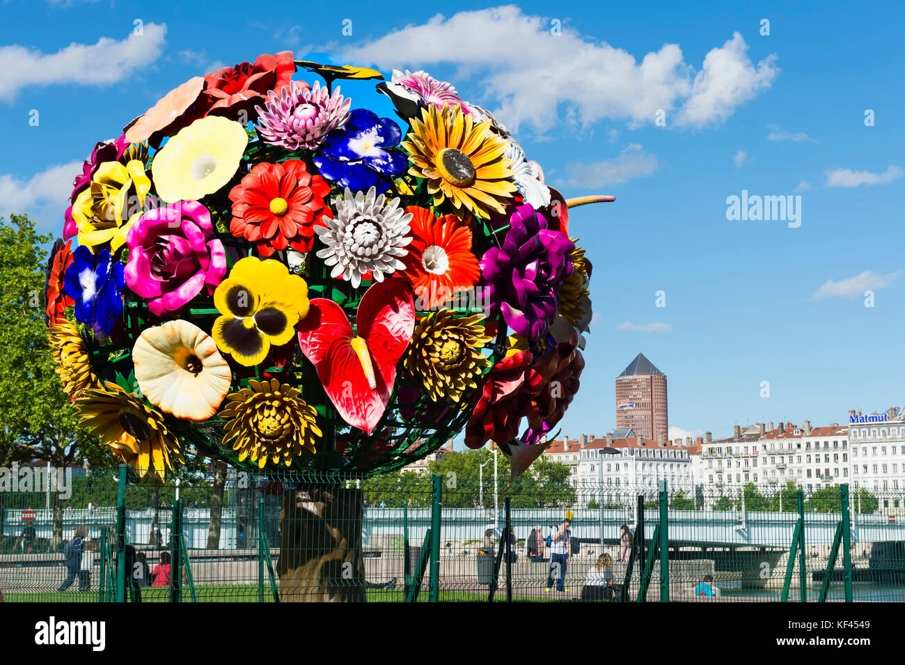 Metallische Blume Baum aus dem koreanischen Künstler Choi Jeong-hwa auf der Rhone Banken, für die redaktionelle Nutzung nur, Lyon, Rhône-Alpes, Frankreich Stockfoto