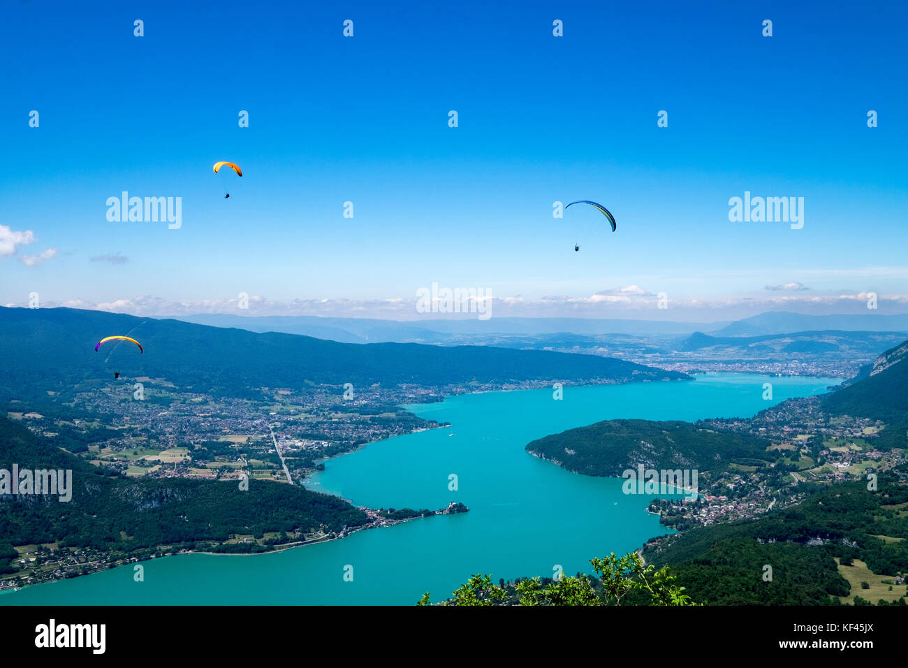 Der See von Annecy vom Col de La Forclaz mit Gleitschirmen Stockfoto
