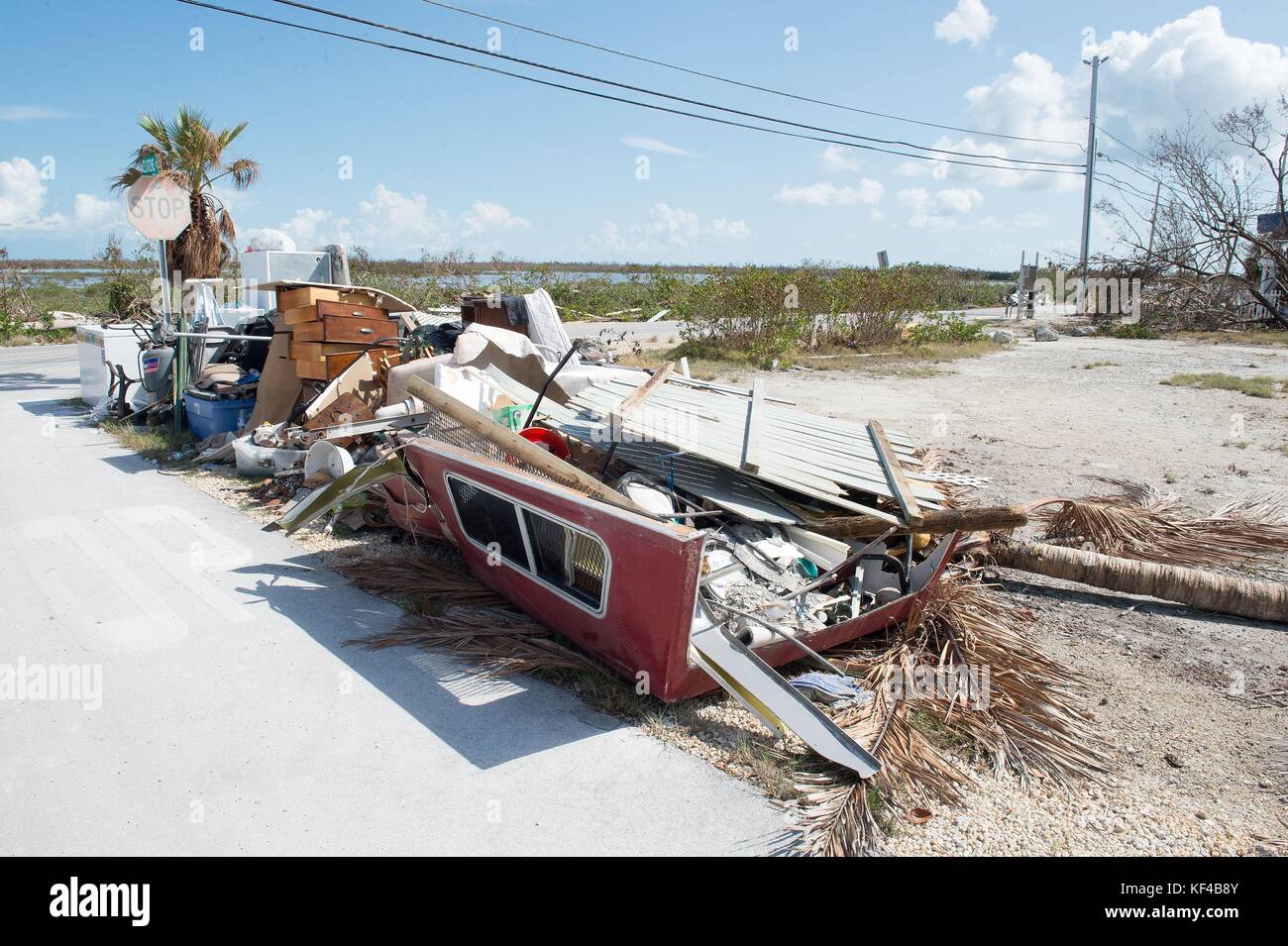Ein Haufen von Schutt und beschädigten Eigentums sitzt auf der Seite der Straße in die Folgen des Hurrikans irma September 25, 2017 in Big Pine Key, Florida. Stockfoto