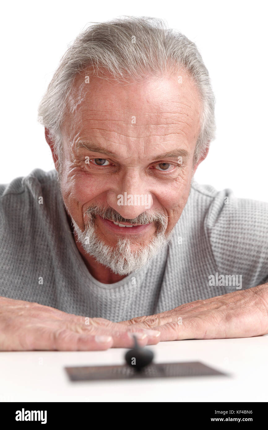 Alte Mann und Kompass Stockfoto