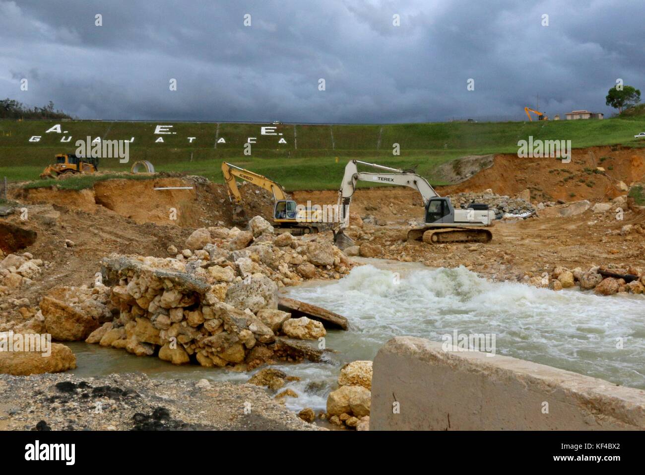 Us-Armee Soldaten helfen Reparatur und die guajataca Dam spillway während Hilfsmaßnahmen in den Wirbelsturm maria Oktober 9 stabilisieren, 2017 in Isabela, Puerto Rico. Stockfoto