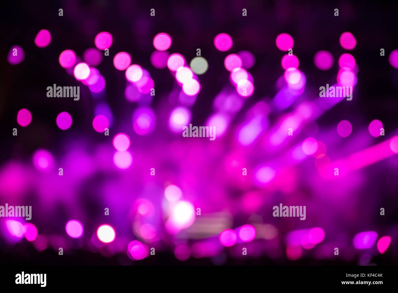 Defokussierten Unterhaltung Konzert Beleuchtung auf der Bühne, das Bokeh. Stockfoto